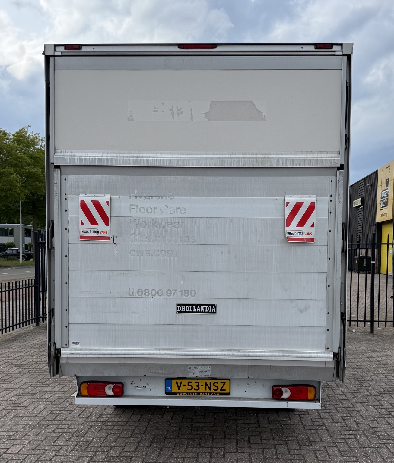 Laadklep van de NileTrans bakwagen
