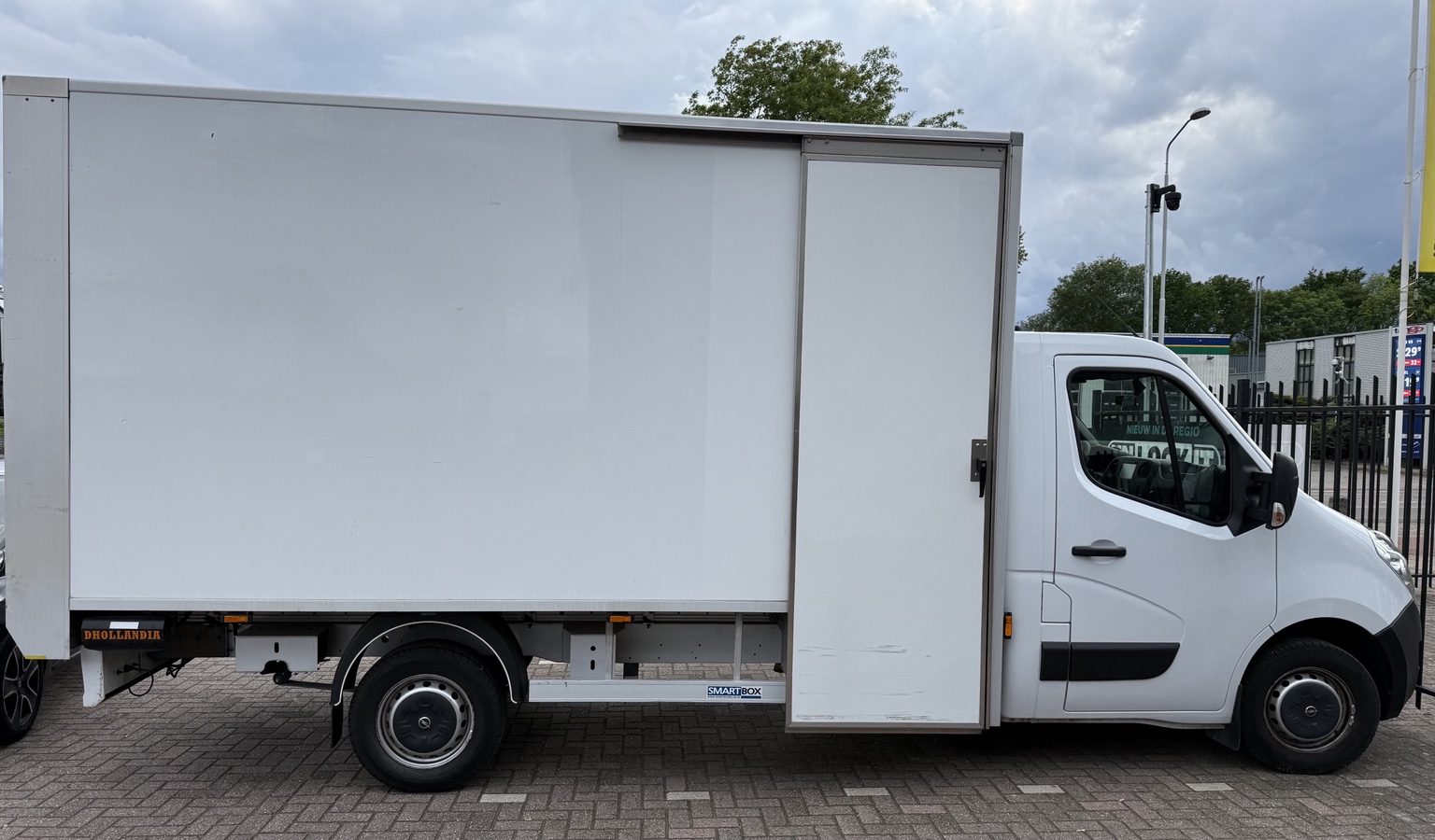 Zijaanzicht van de NileTrans bakwagen